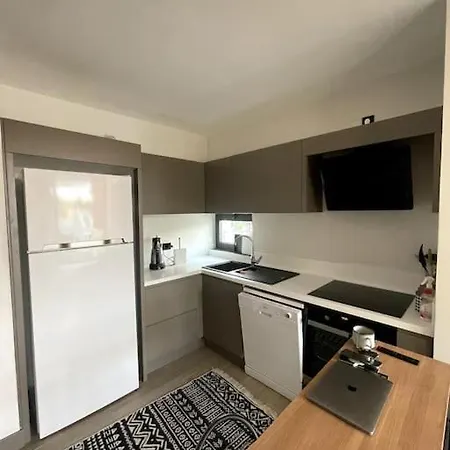 Denize Sifir, Havuz Manzarali, Merkezde 1+1 *